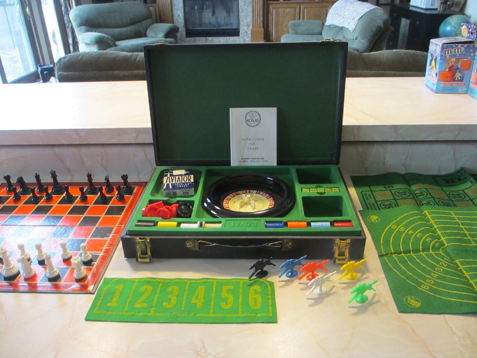 VINTAGE CRISLOID ROYAL GAMBLER’S BRIEFCASE 60’S MCM ROULETTE HORSE GAME CASINO