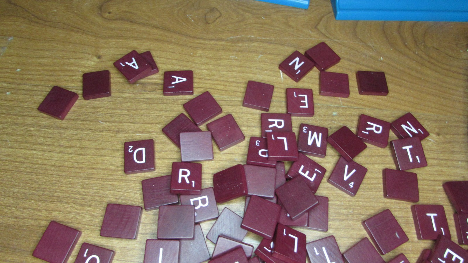 Scrabble Deluxe Lot of 100 Burgundy Tiles, Blue Tile Racks & Bag 1977 Selchow