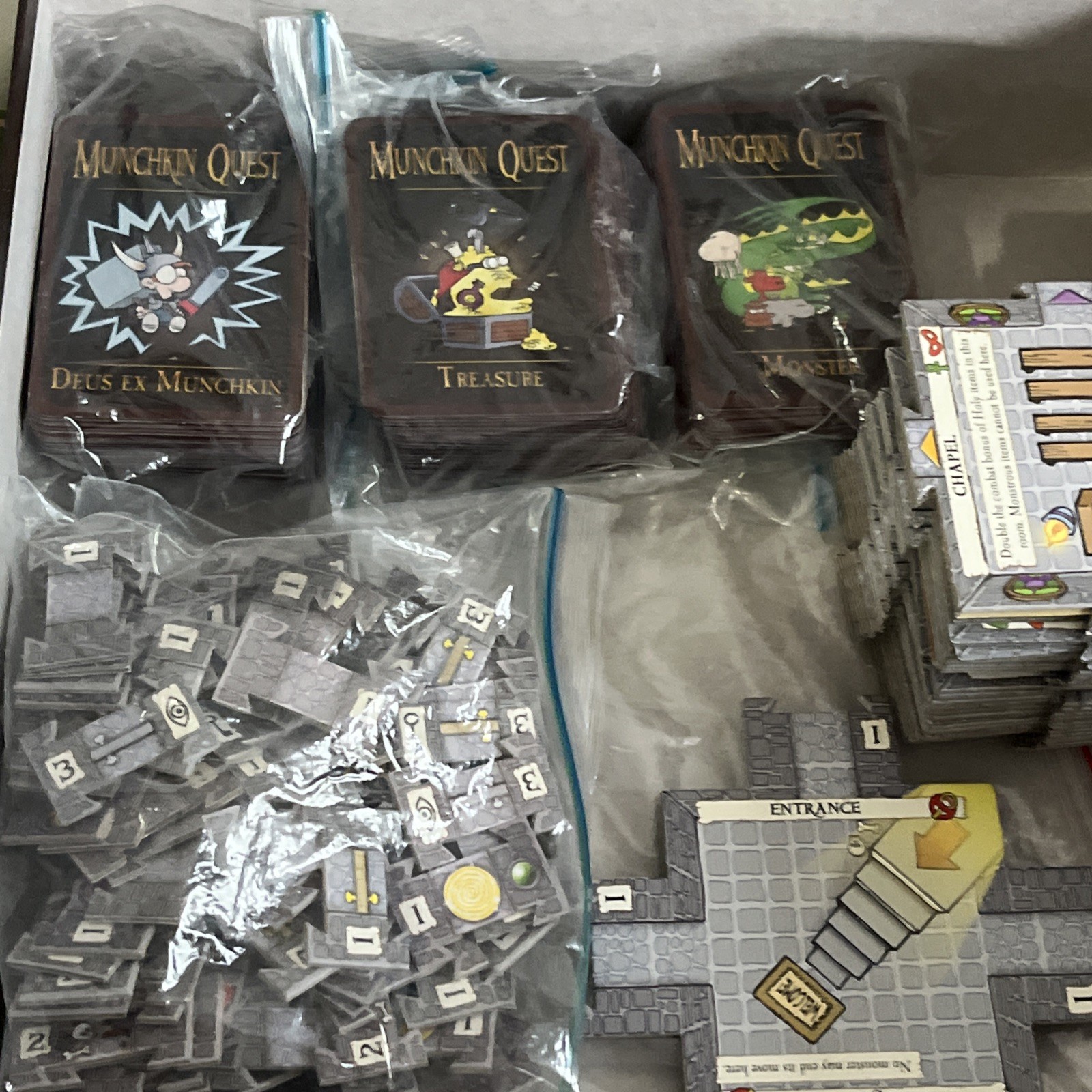 4 In 1 Munchkin Quest + Portal Kombat + Looking For Trouble & Zombies Expansions