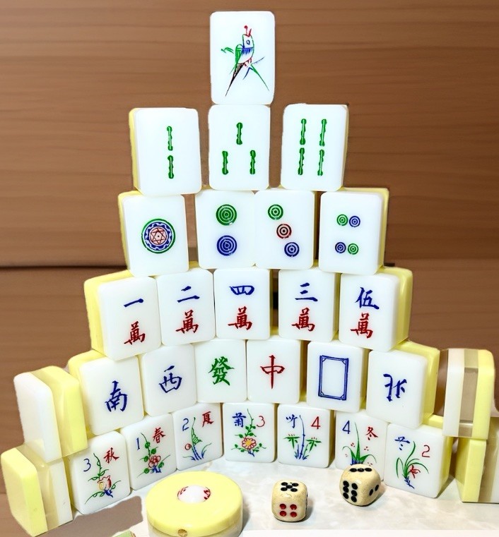 Vtg 60s Triple Layer Yellow Lucite Mahjong Set 148 Hand Carved & Painted Tiles