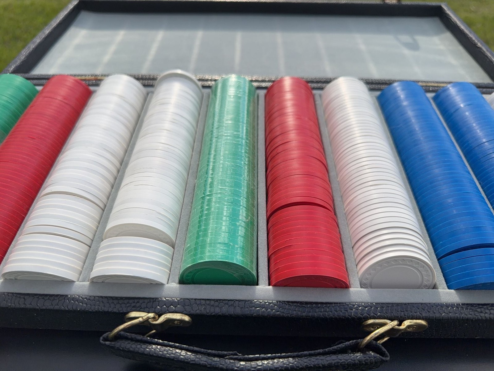Vintage 500pc Poker Chip Set in Faux Leather Carry Case Complete Set