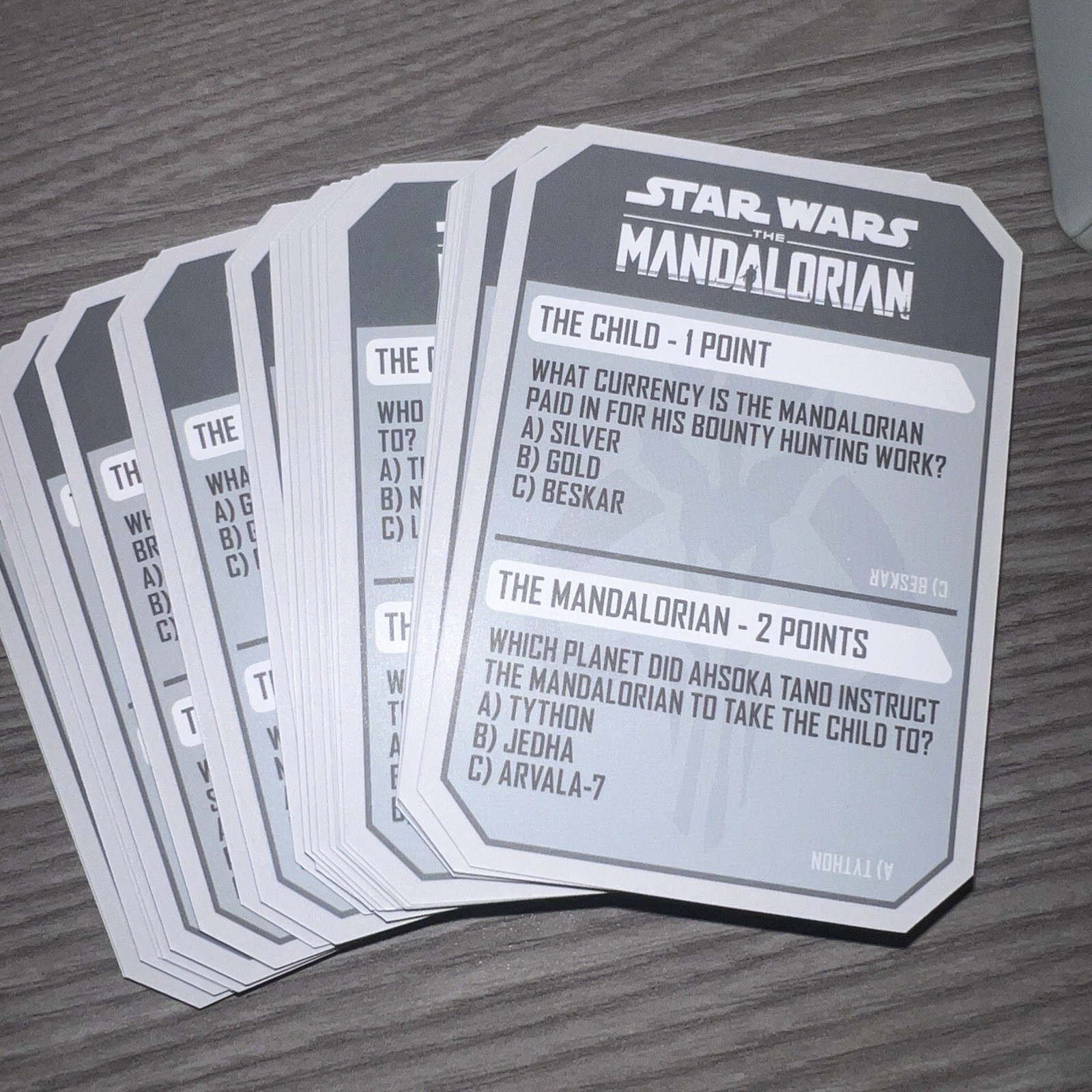 Disney Star Wars The Mandalorian 100 Question Quiz Card Game Baby Yoda Grogu NEW