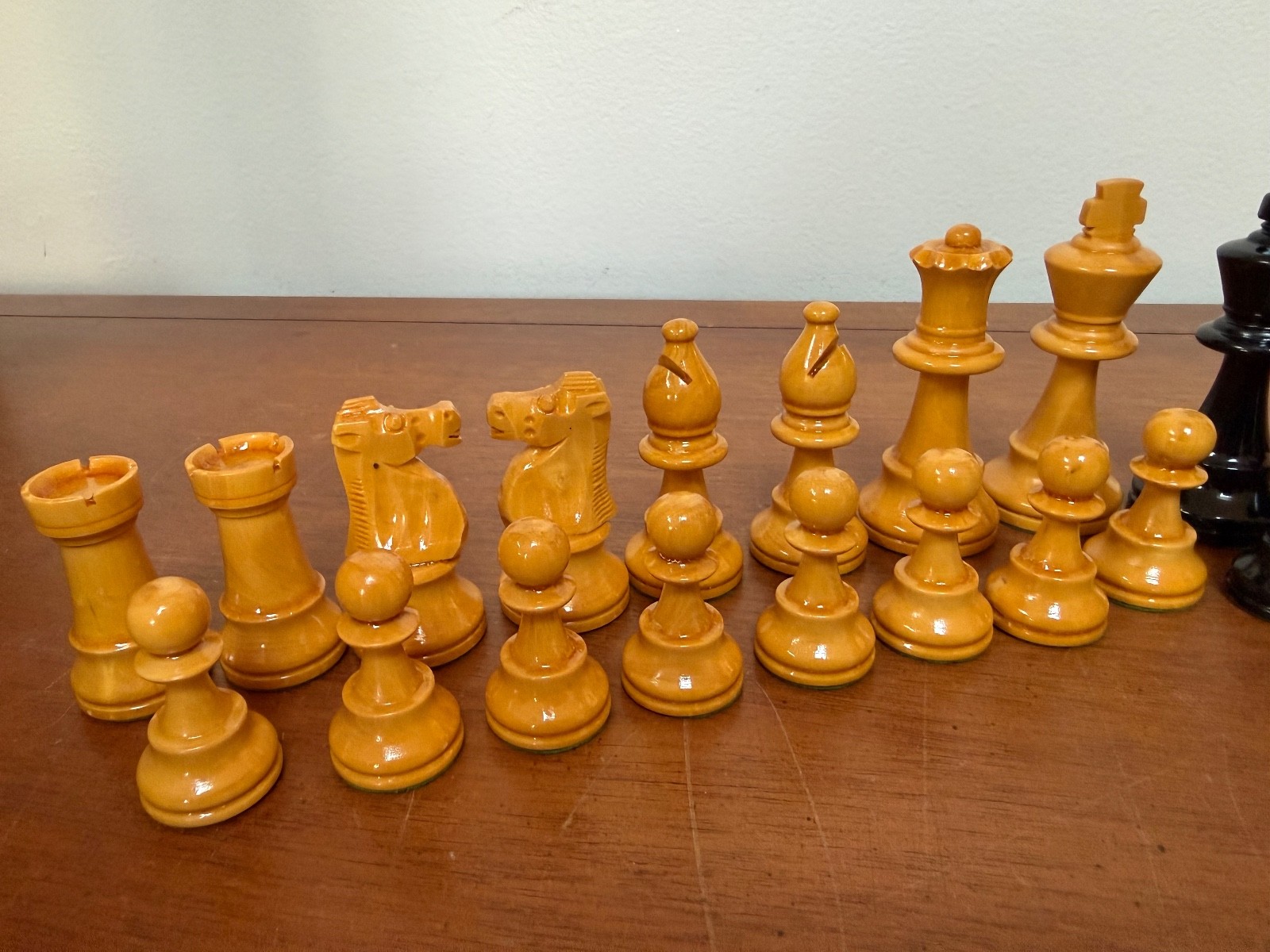 Staunton Chessmen, Varnished Boxwood, 3.5″ King, Weighted, Felted, France w/box