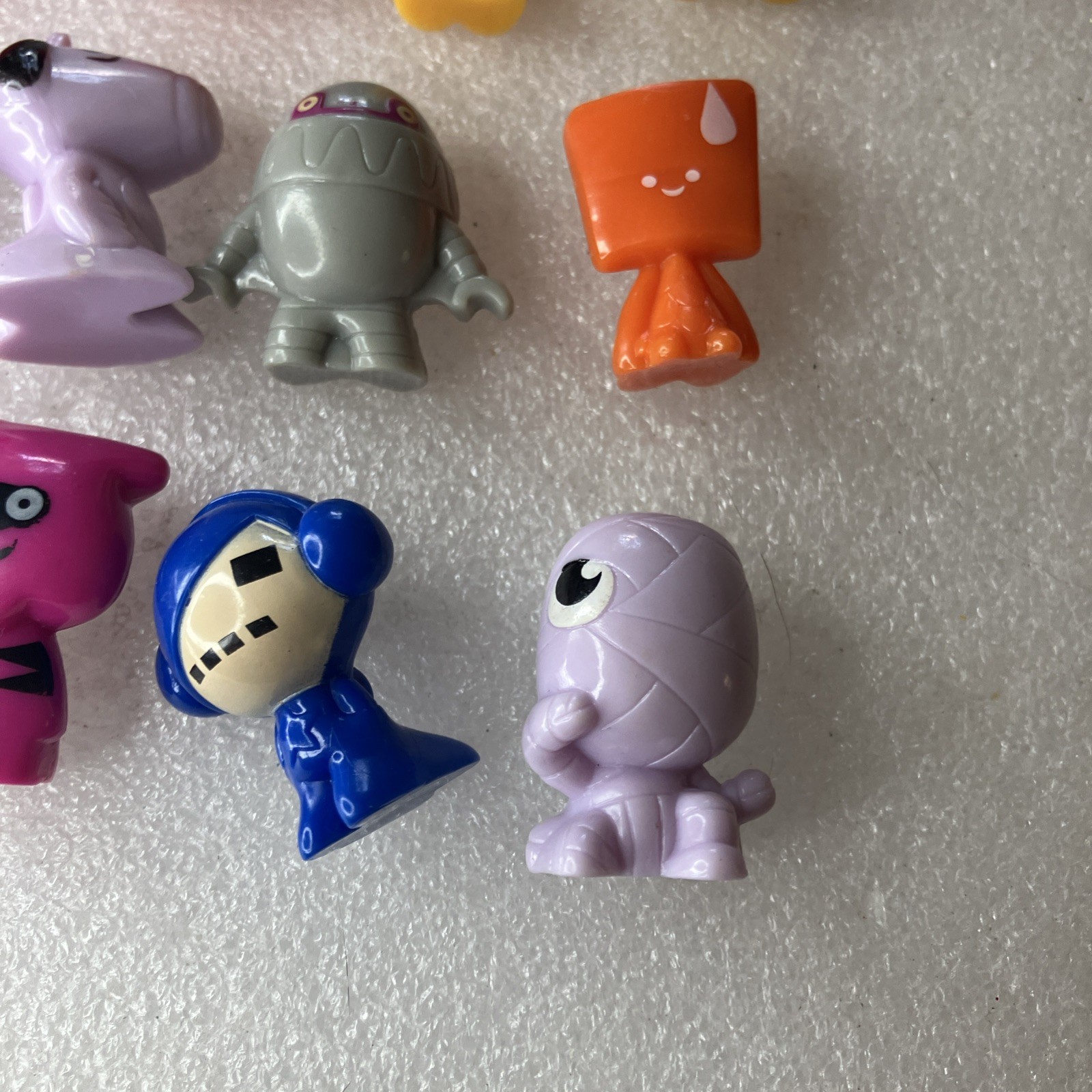 Lot of 25 Gogos Crazy Bones Figures As Shown