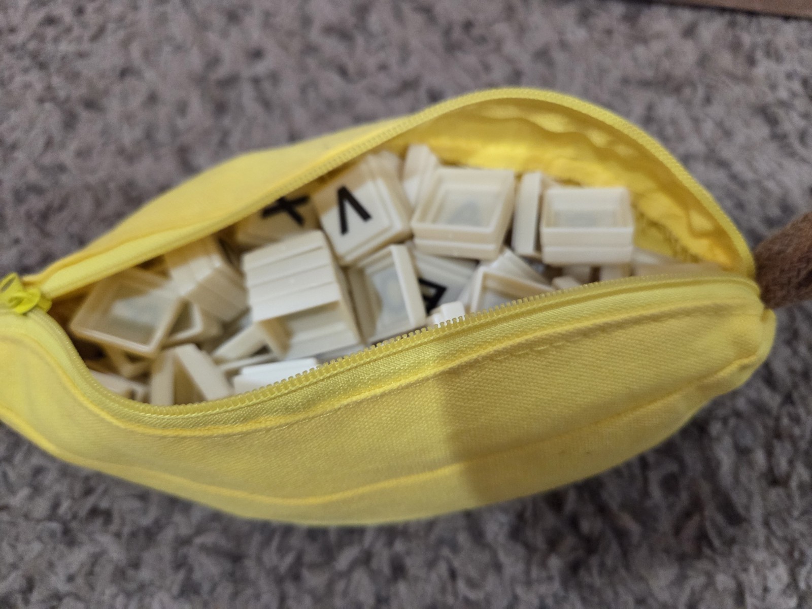 Bananagrams (knock-off) Word Game Travel Complete Game in Banana Pouch