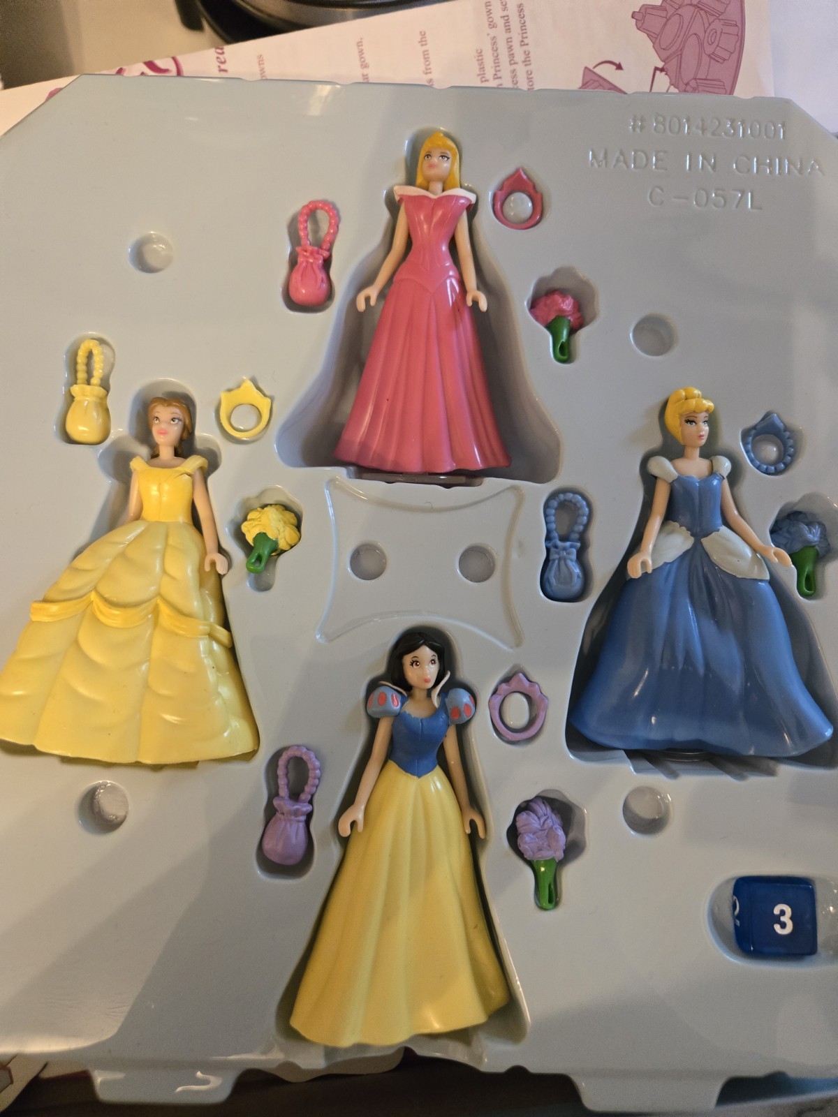 Disney Princess Gowns & Crowns Game 2005 MB Complete