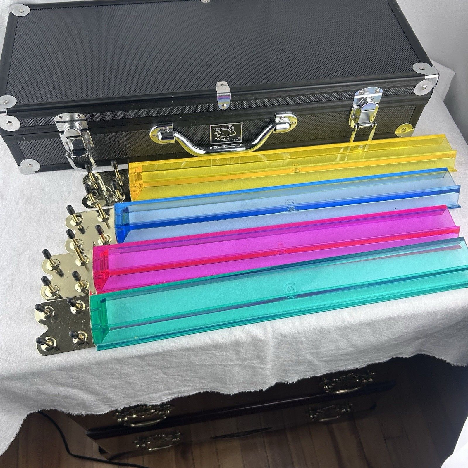 White Swan Mah Jongg Set Ivory 156 Tiles with Pusher Arms Black Aluminum Case