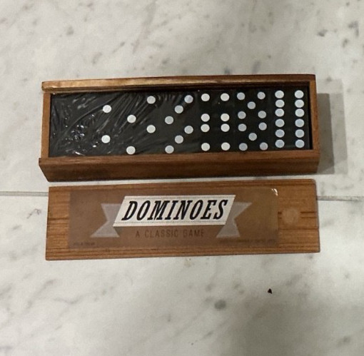 Hey! Play! M370001 28 Double Dominoes with Center Pin in Wood Case – White/Black
