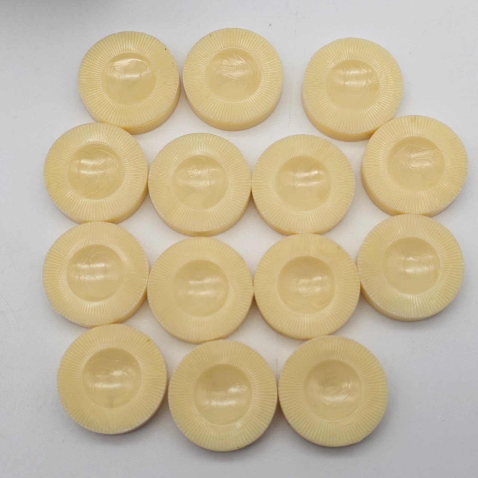 Vintage Backgammon 32 Replacement Pieces: 15 Red 14 CREAM 1 DIE & 2 CUPS (1978 )
