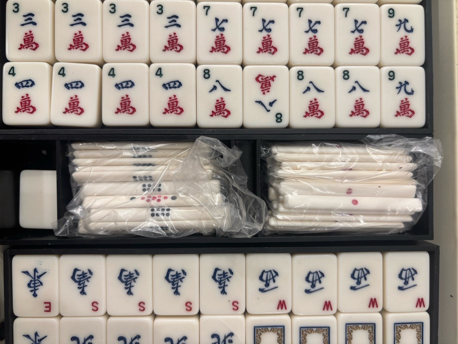 Vintage Mah-Jong Chinese Game Of Four Winds 143/144. Missing 1 Tile