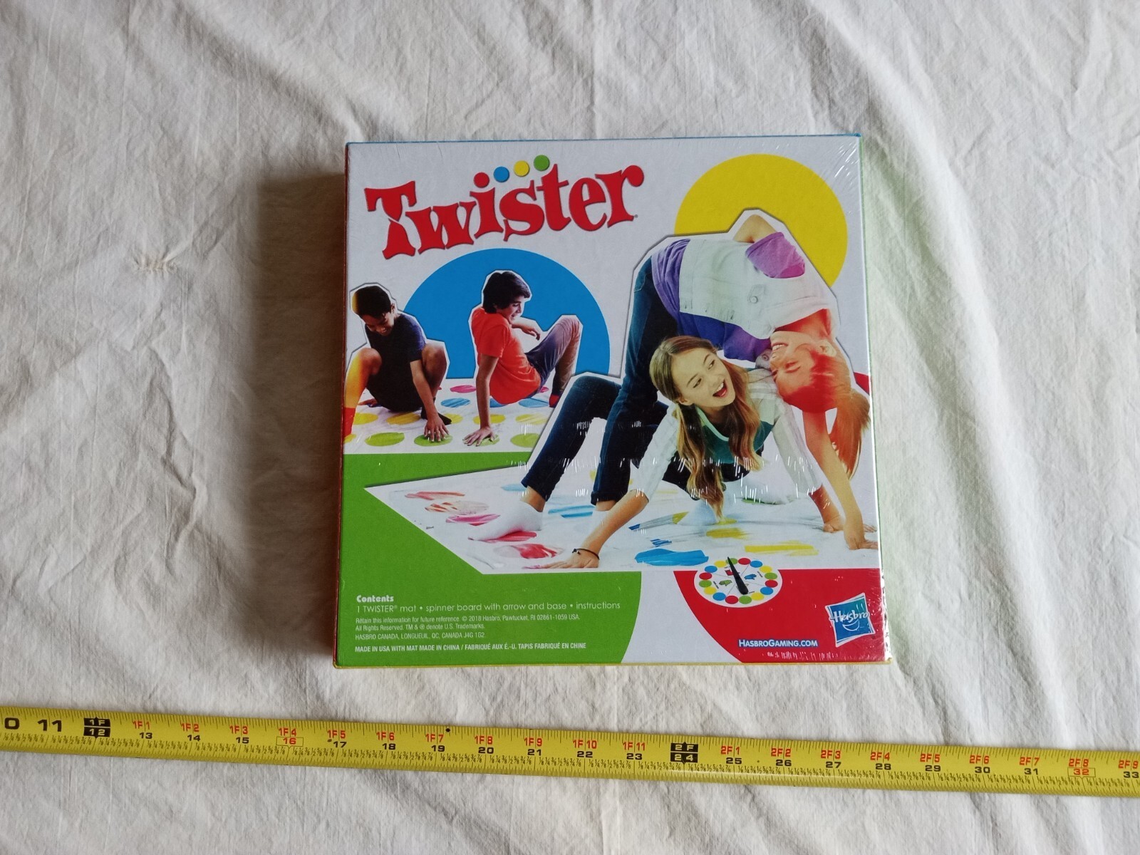 Twister Classic Indoor Outdoor Party Board Game for 2 or more Players, NEW.