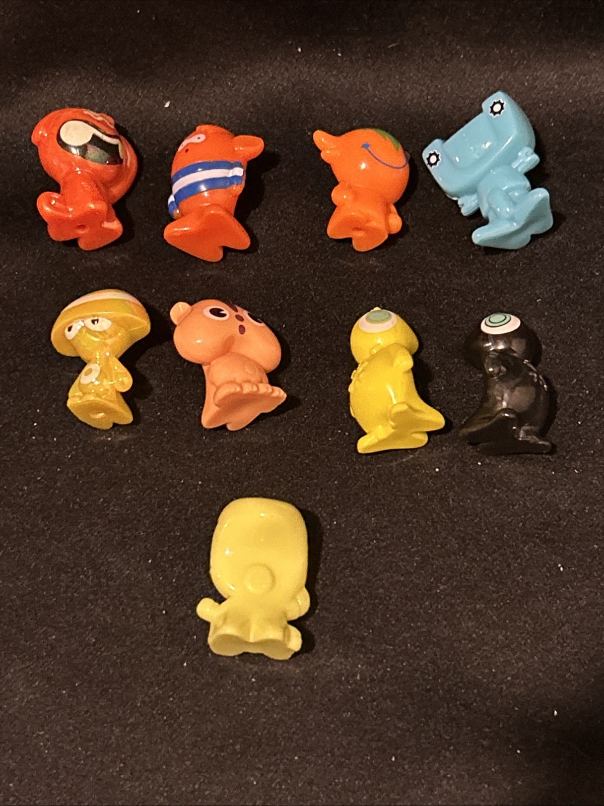 Lot Of 21 Gogo’s Crazy Bones Mini Figures Loose and Red Carrying Case