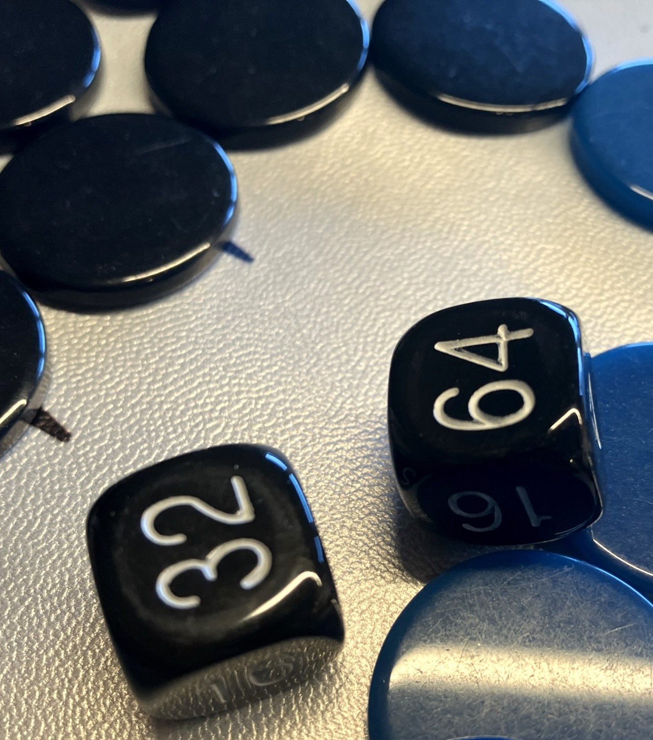 TRAVEL ROLL-UP BACKGAMMON 15″ SILVER METALLIC & BLACK SUEDE, TEAL & BLACK CHIPS