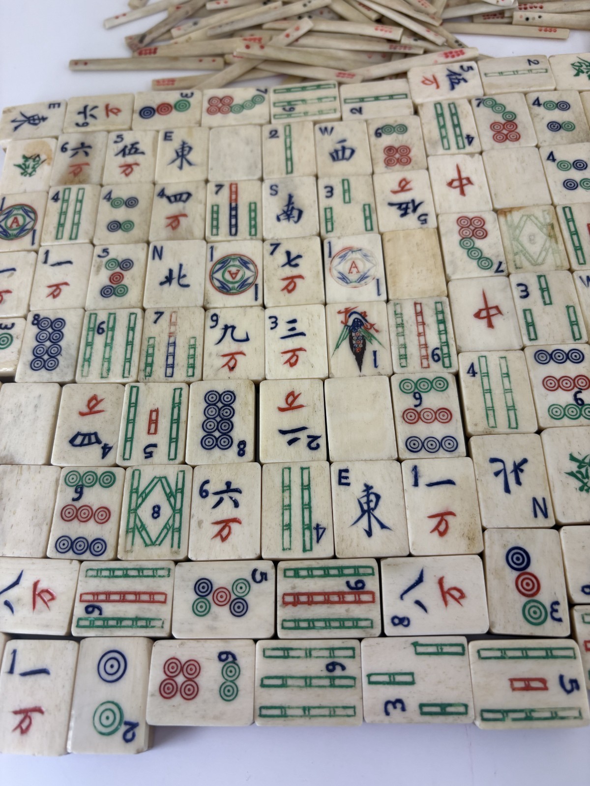 Vintage Mah Jong Set 133 Bamboo Tiles & 101 Sticks