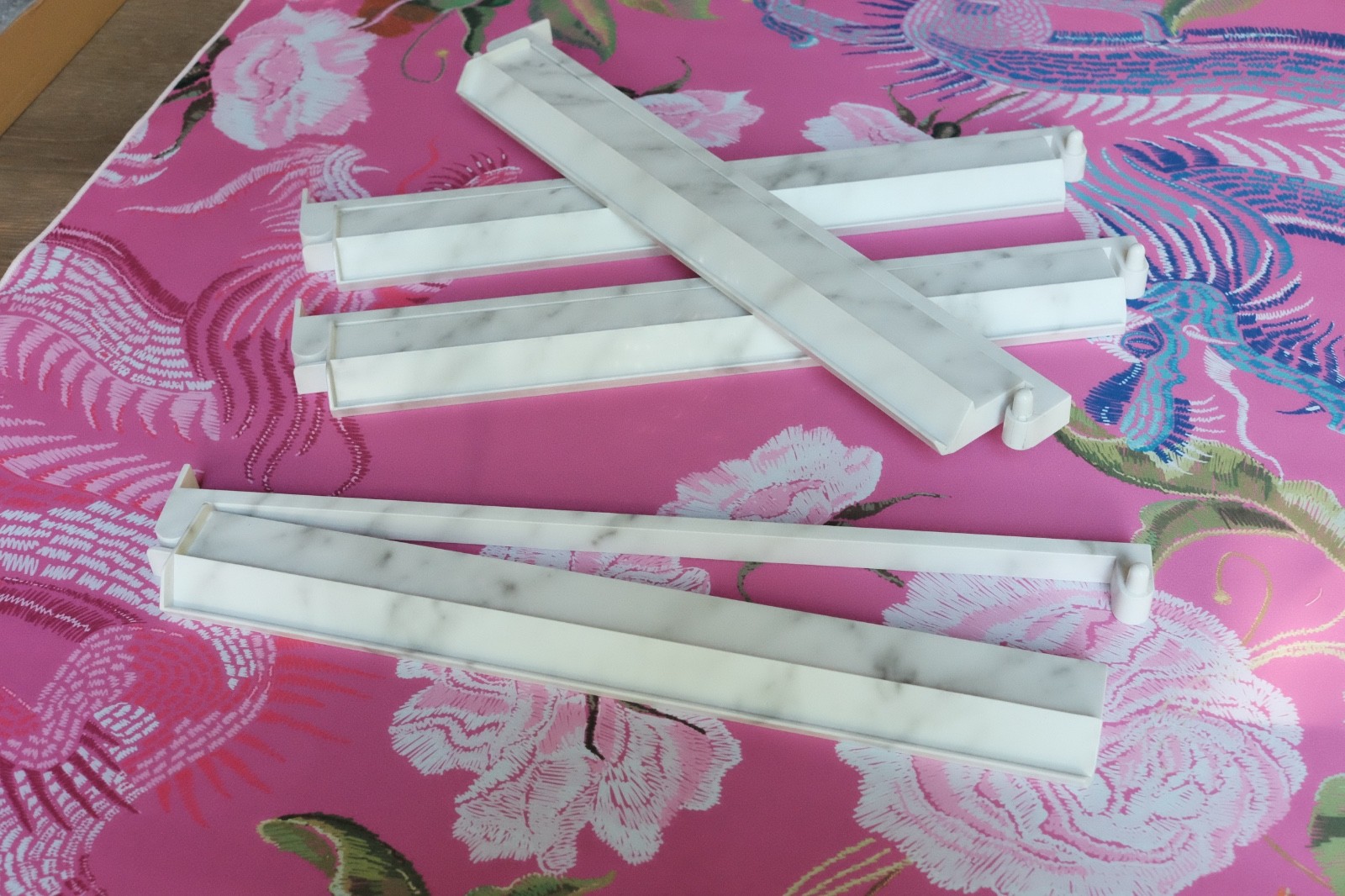 NEW! Set of 4 White Marble Acrylic Mahjong Racks & Attached Pushers 18.5″