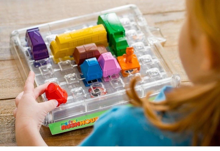 ThinkFun Rush Hour Traffic Jam Logic Game Engaging STEM Toy – Kids Age 8+ New