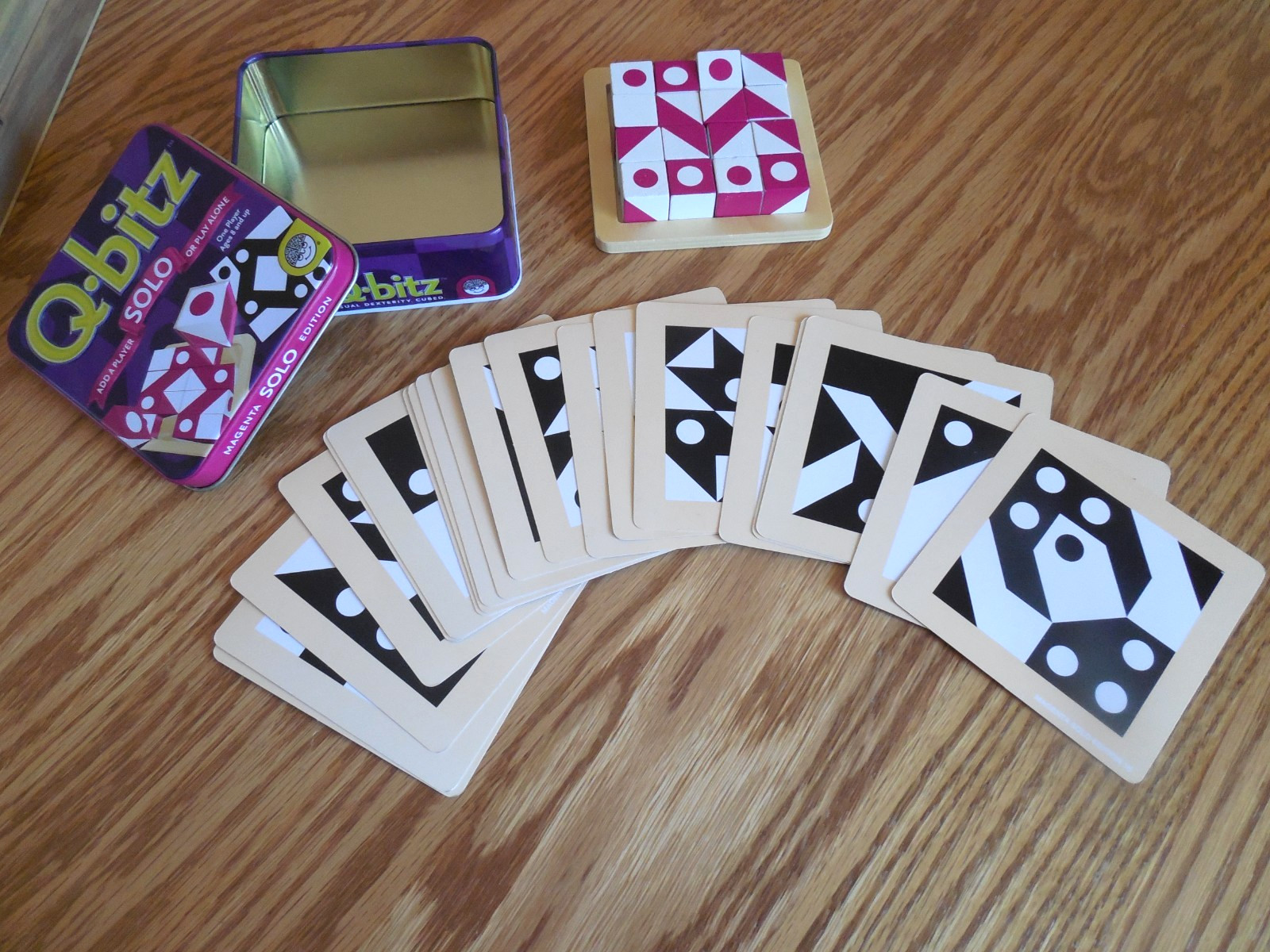 2012 Mindware Visual Cubed Game “Q-bitz” Magenta Solo Edition (no instructions)