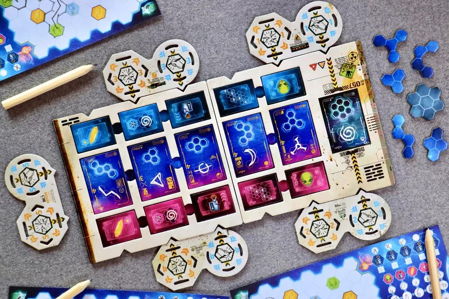 Distant Suns .. Draft & Write Board Game .. Chart Outer Space!