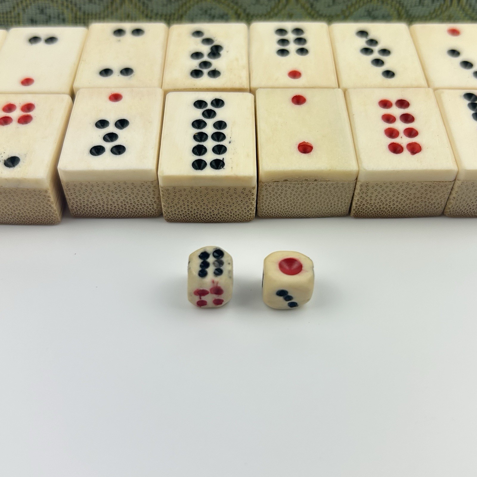 Antique Bone & Bamboo Pai Gow – RARE 32 Chinese Dominoes & Dice Decorative Box