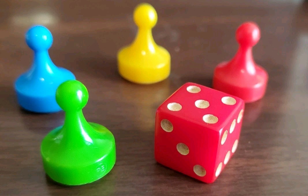 Vintage-Rare-Mad Magazine Board Game 4 player pieces-1-Dice- Set-Free Shipping