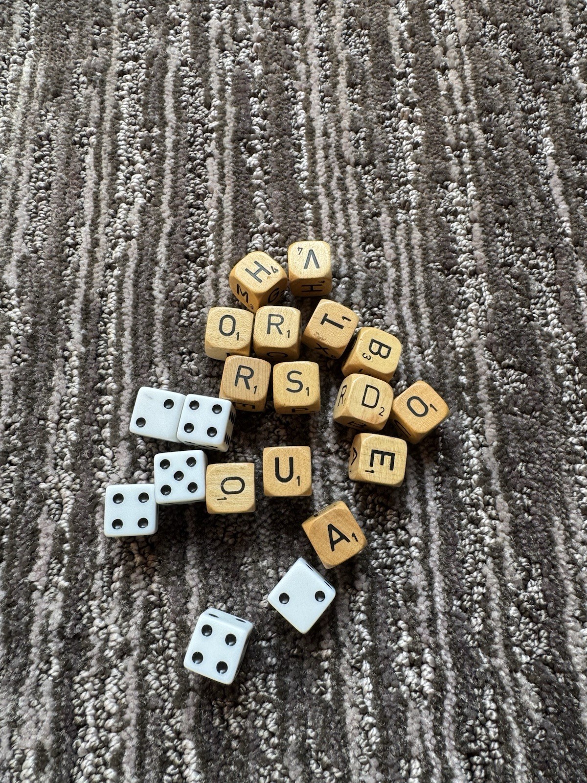 VINTAGE 1950s-60s Yahtzee Cup With 5 Dice And Scrabble Dice