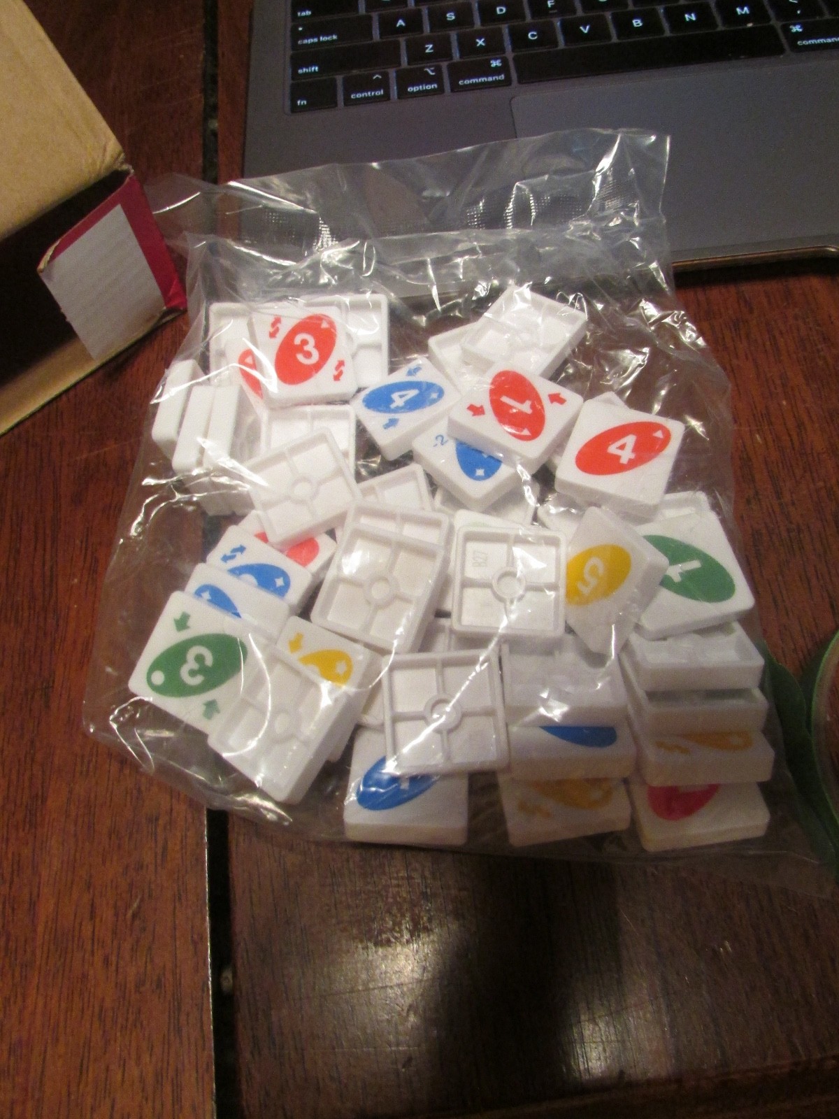 Mattel Games UNO Quatro Game with Colored Tiles & Plastic Grid for Family