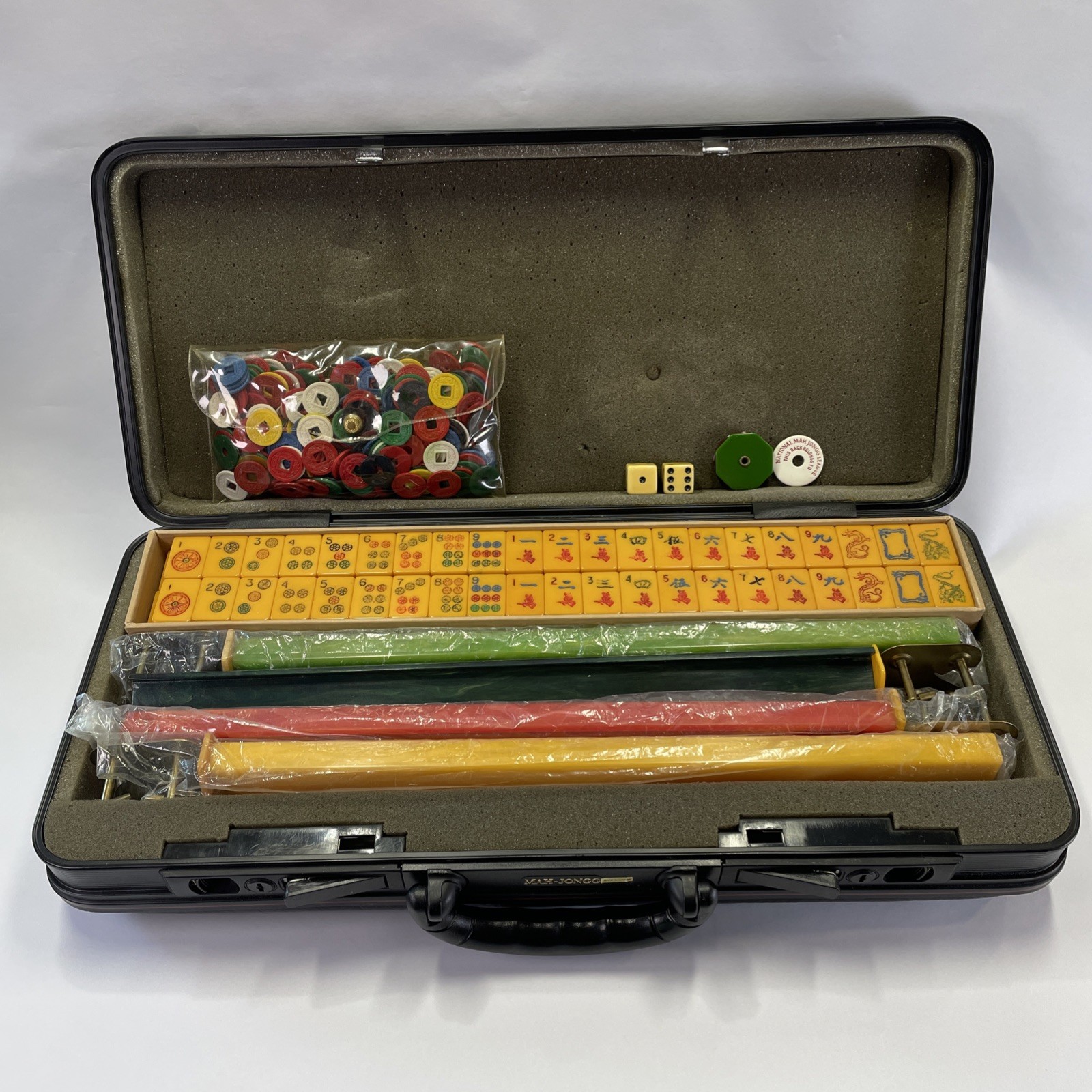 Vtg Bakelite Butterscotch Mahjong Set 168 Tiles 4 Racks in Locking Hard Case
