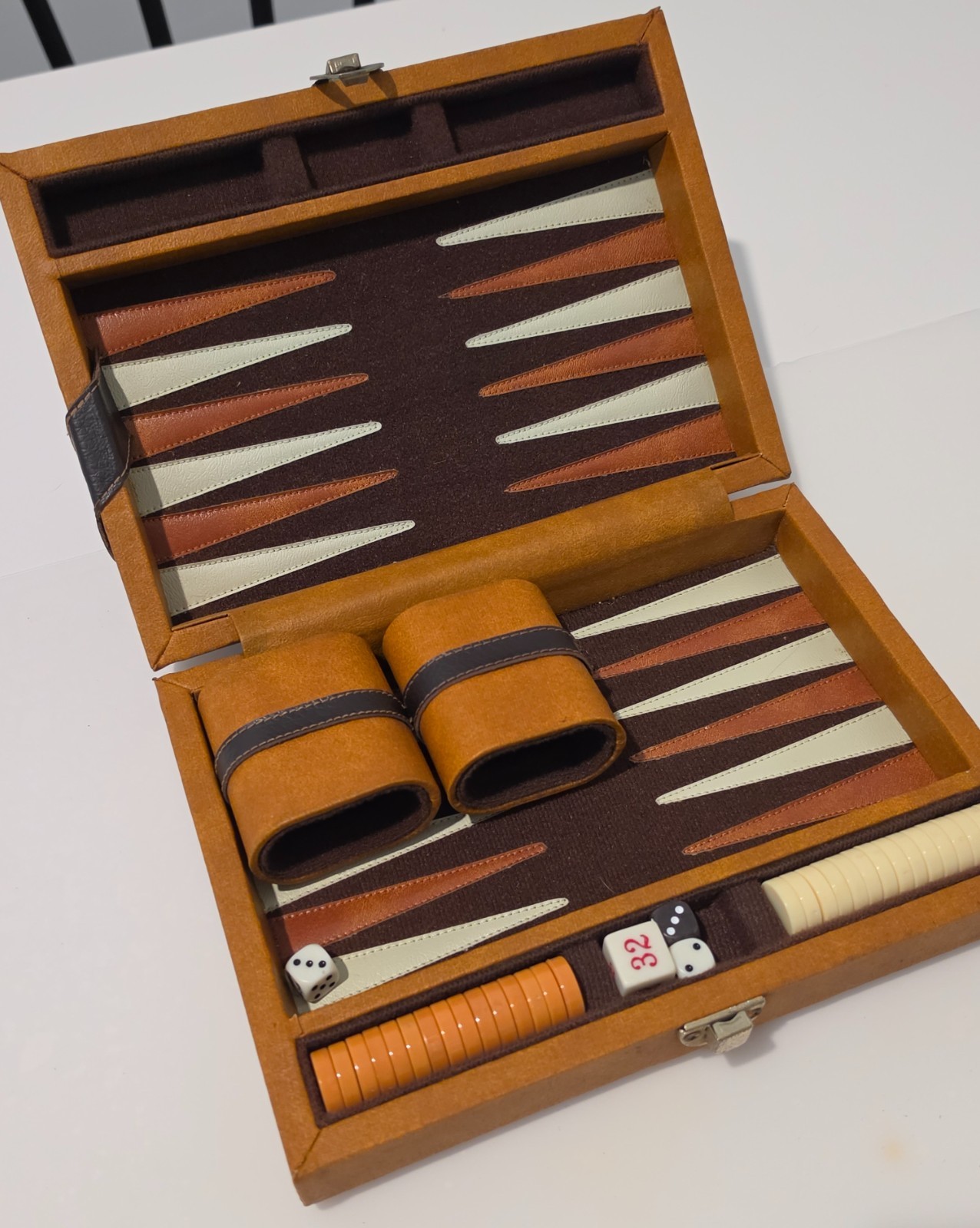 Vintage Backgammon Set Brown White Faux Leather Case Portable 9.5″x7″