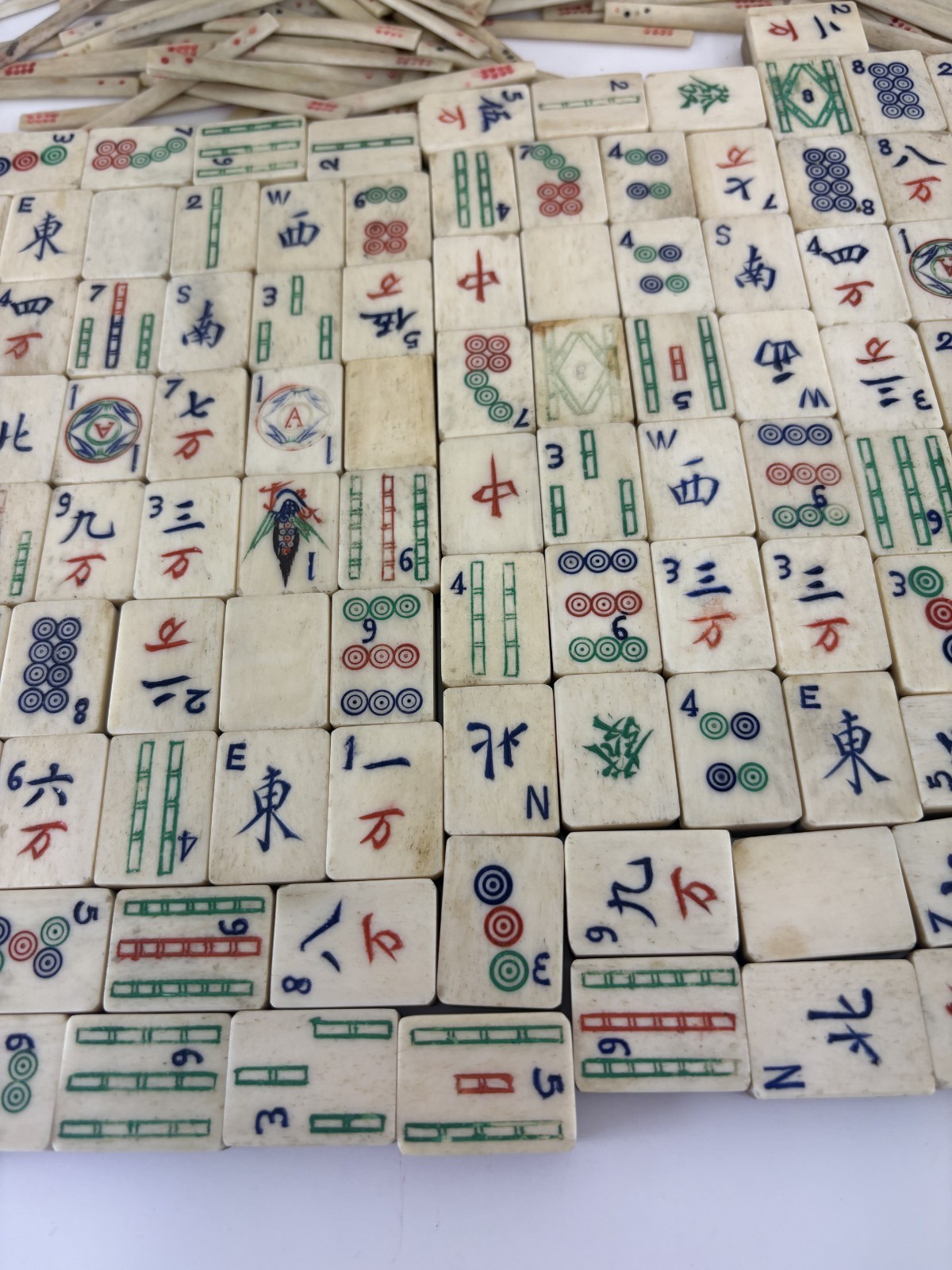 Vintage Mah Jong Set 133 Bamboo Tiles & 101 Sticks