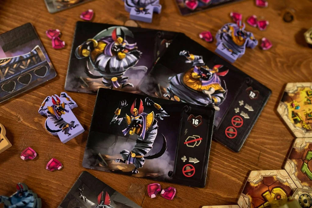 Run Run Run, Cooperative Board Game with Cat Adventurers in a Pyramid, 1 to 4