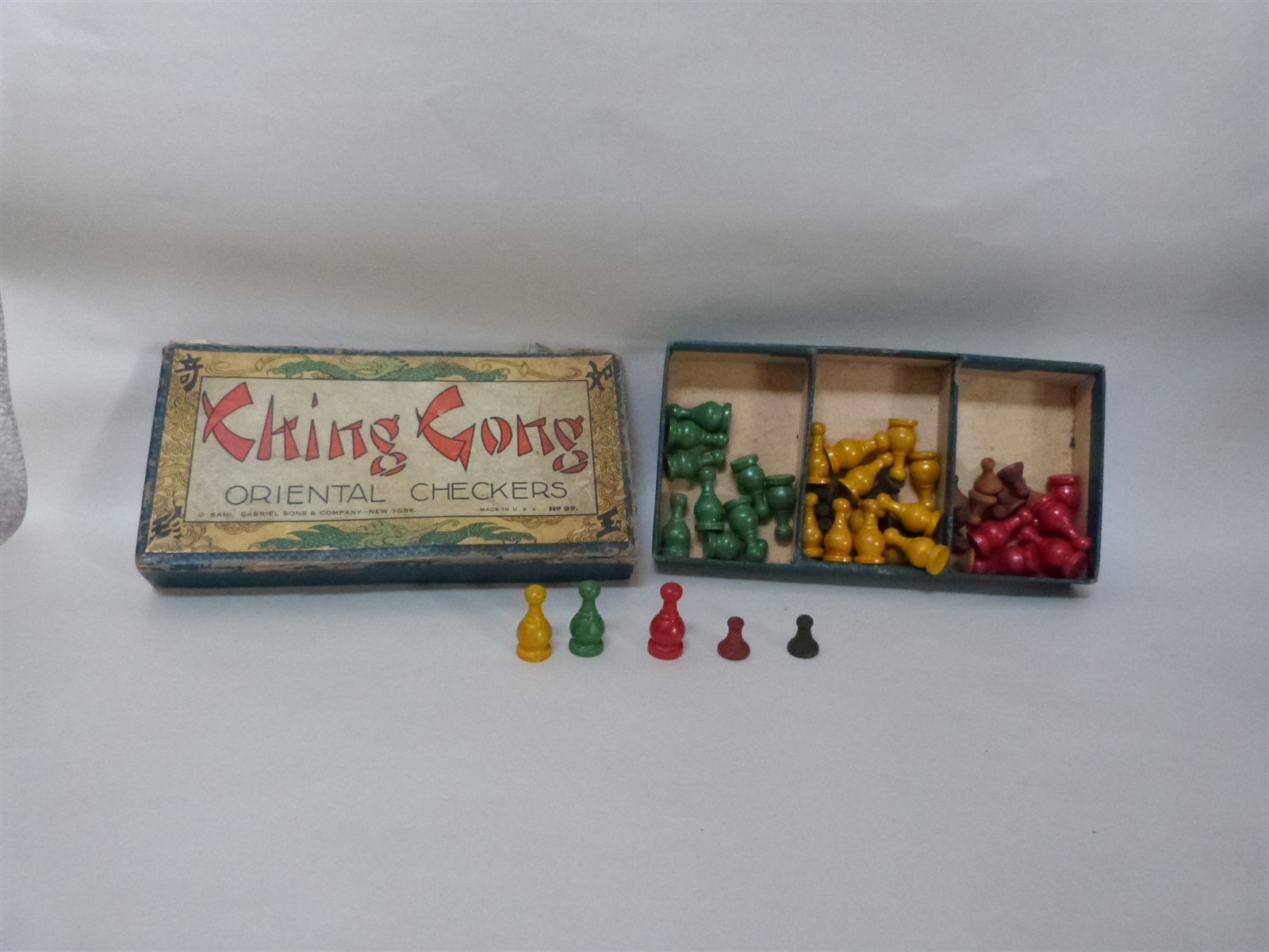 Lot of 30 VTG WOOD Parcheesi Game Pieces Movers Red Green Yellow 1 1/8″ + MORE