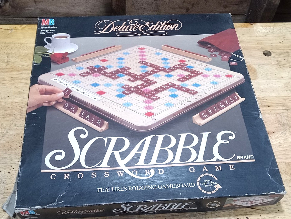 Milton Bradley Scrabble 4034 Rotating Game Board Deluxe Edition 1989