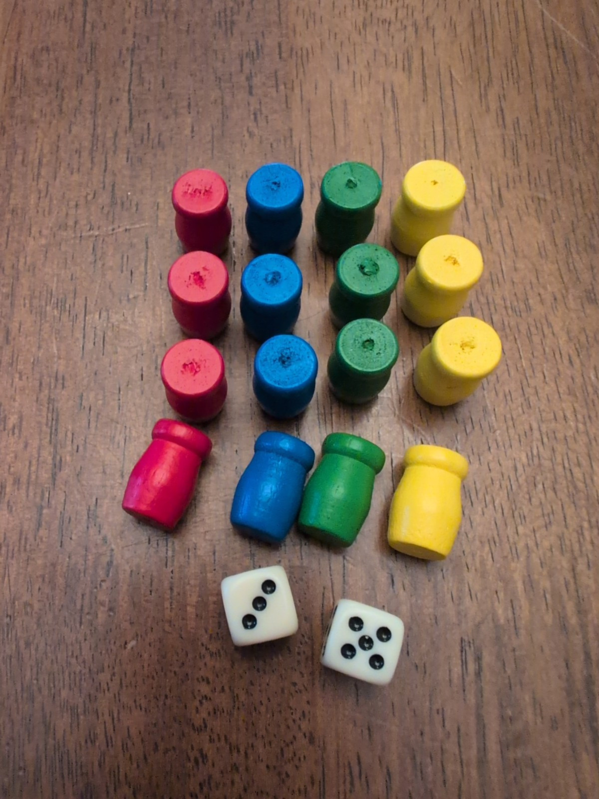 16 Pawns Movers Replacement Game Pieces 4 of Red Blue Green Yellow + 2 Dice